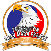 Logo de la Fédération Krav Maga et Disciplines Associées représenté par une tête d'aigle pygargue sur fond bleu blanc rouge, entouré par un cercle doré et une banderole dorée ASPTT en bas.